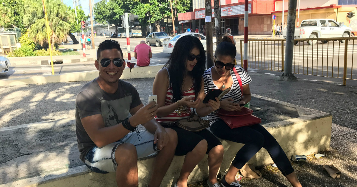 Vecinos de La Habana conectándose a Internet en una zona wifi © CiberCuba