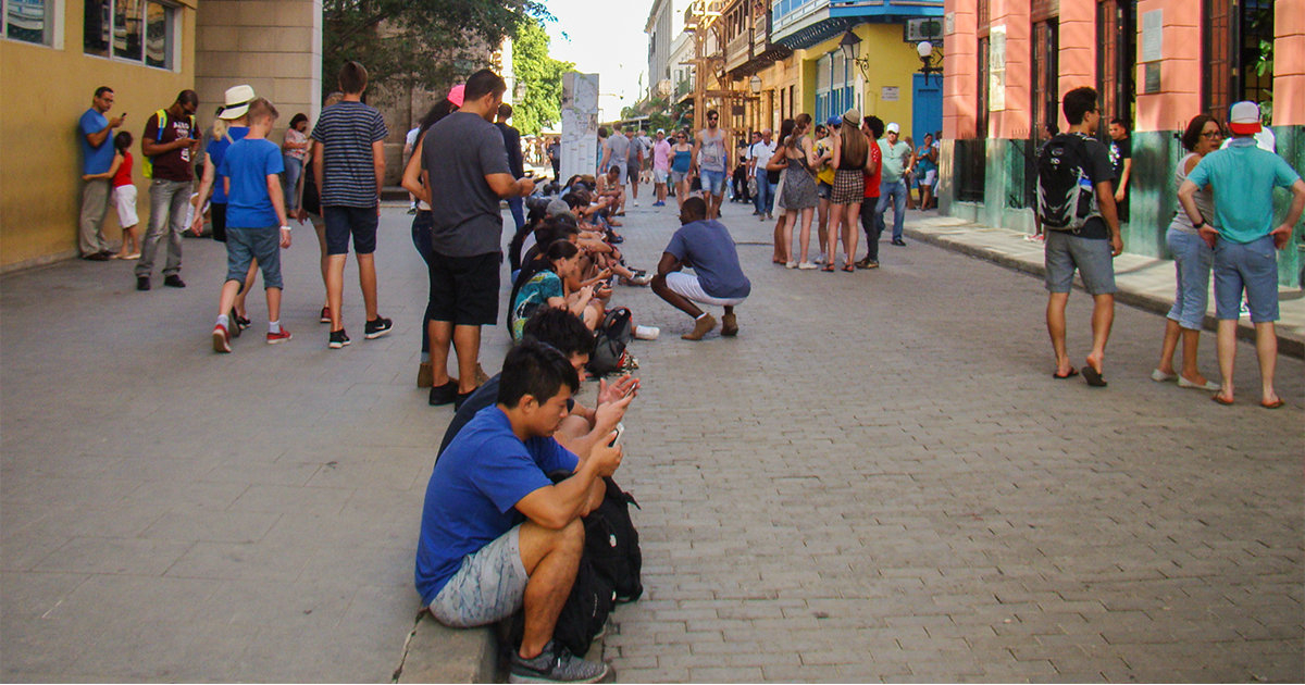Turistas conectándose a Internet en la Calle Obispo de La Habana © CiberCuba