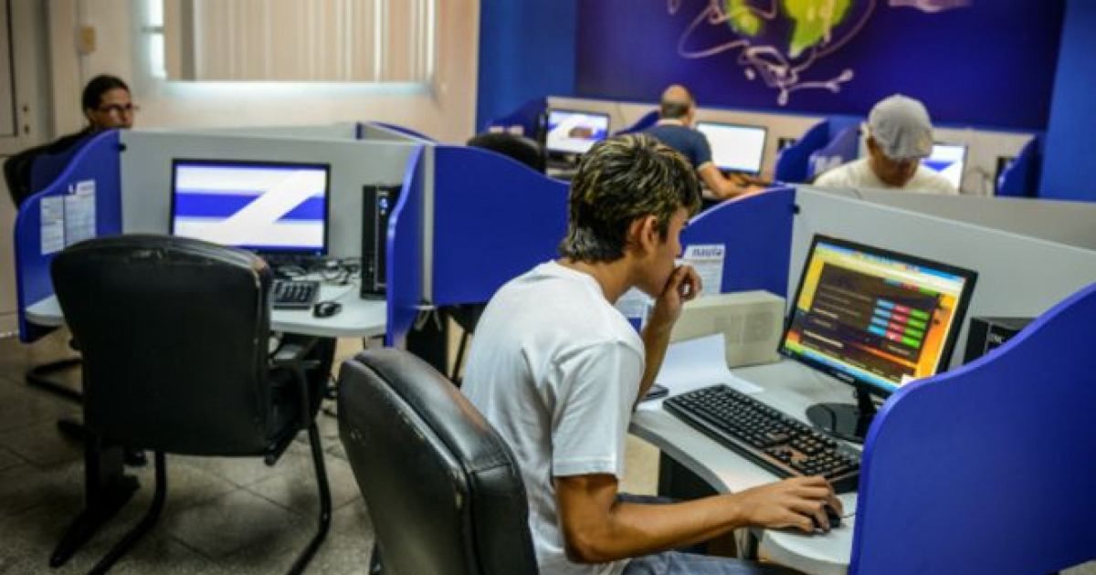 Usuario navegando en un club de computación en Cuba © BBC Mundo