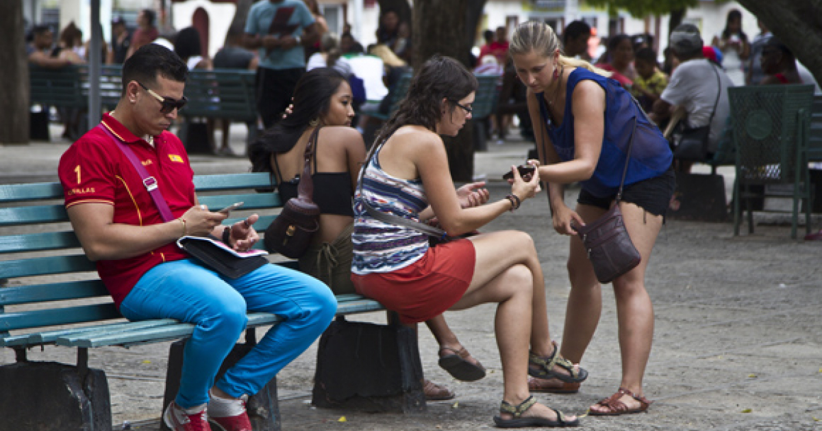 Ciudadanos cubanos interactuan en zonas wifi © Cubadebate / Ladyrene Pérez