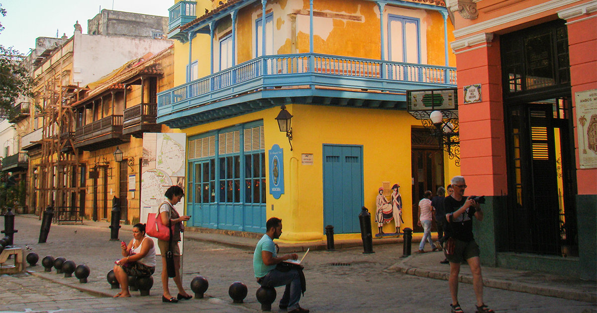 Cubanos, a la caza del wifi. © CiberCuba