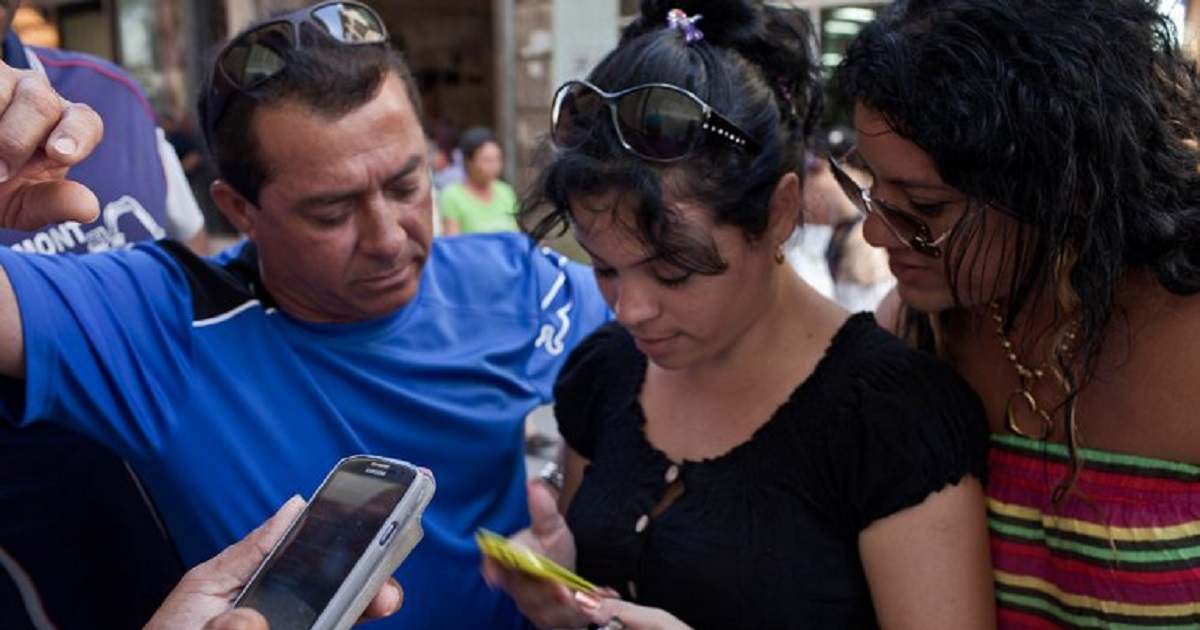 Cubanos con celulares. © Radio Rebelde