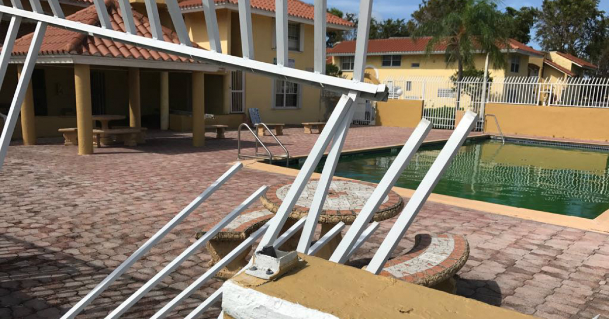 Valla de una propiedad privada en Miami destrozada por el huracán Irma © CiberCuba
