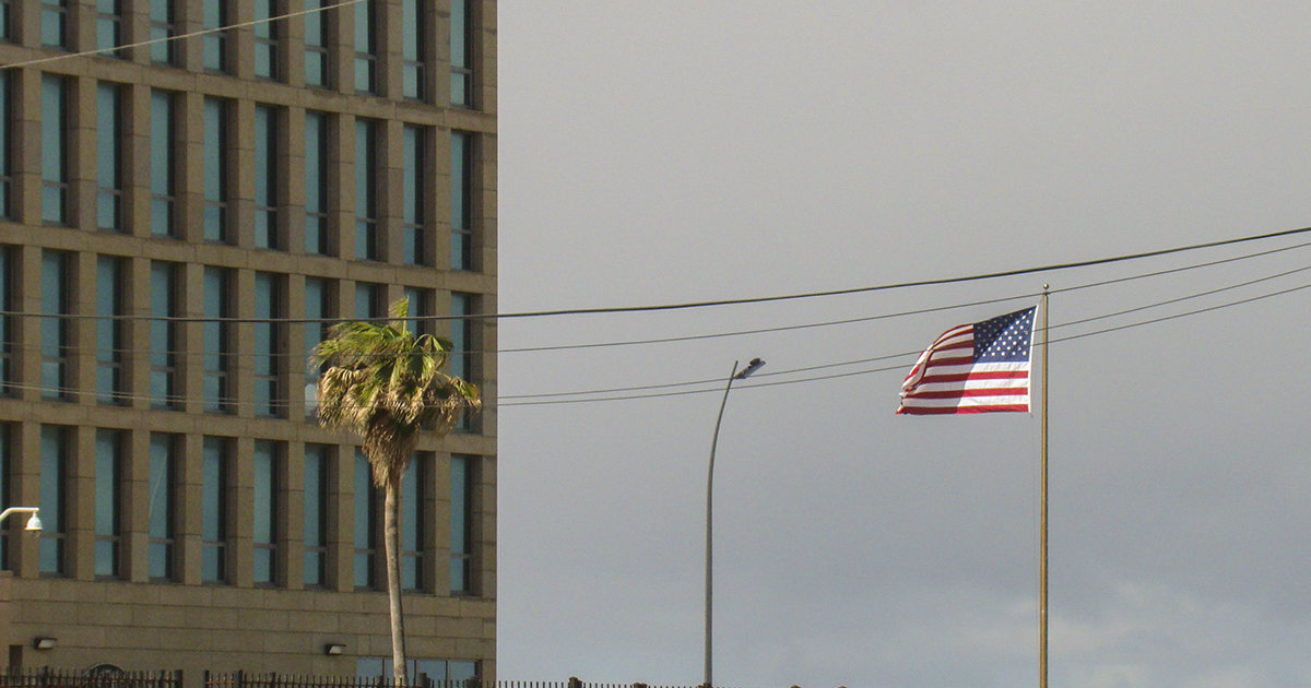 Bandera norteamericano en los exteriores de la Embajada de EEUU en Cuba © CiberCuba