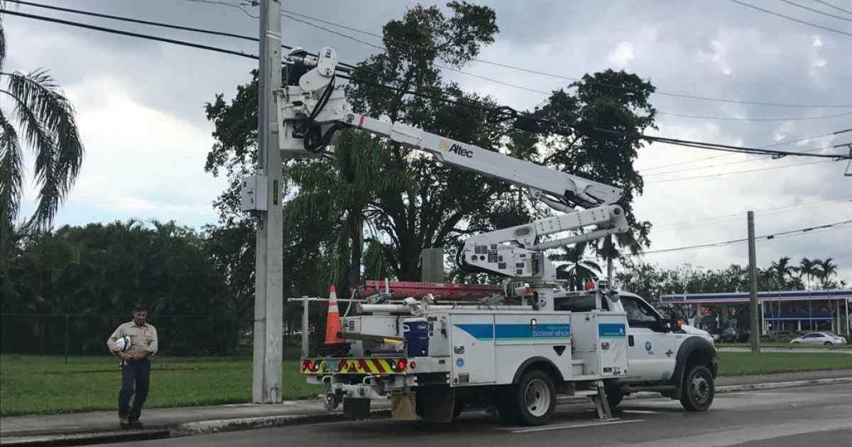 Grúa reparando los cortes eléctrico en la Florida tras el paso de huracán Irma © CiberCuba