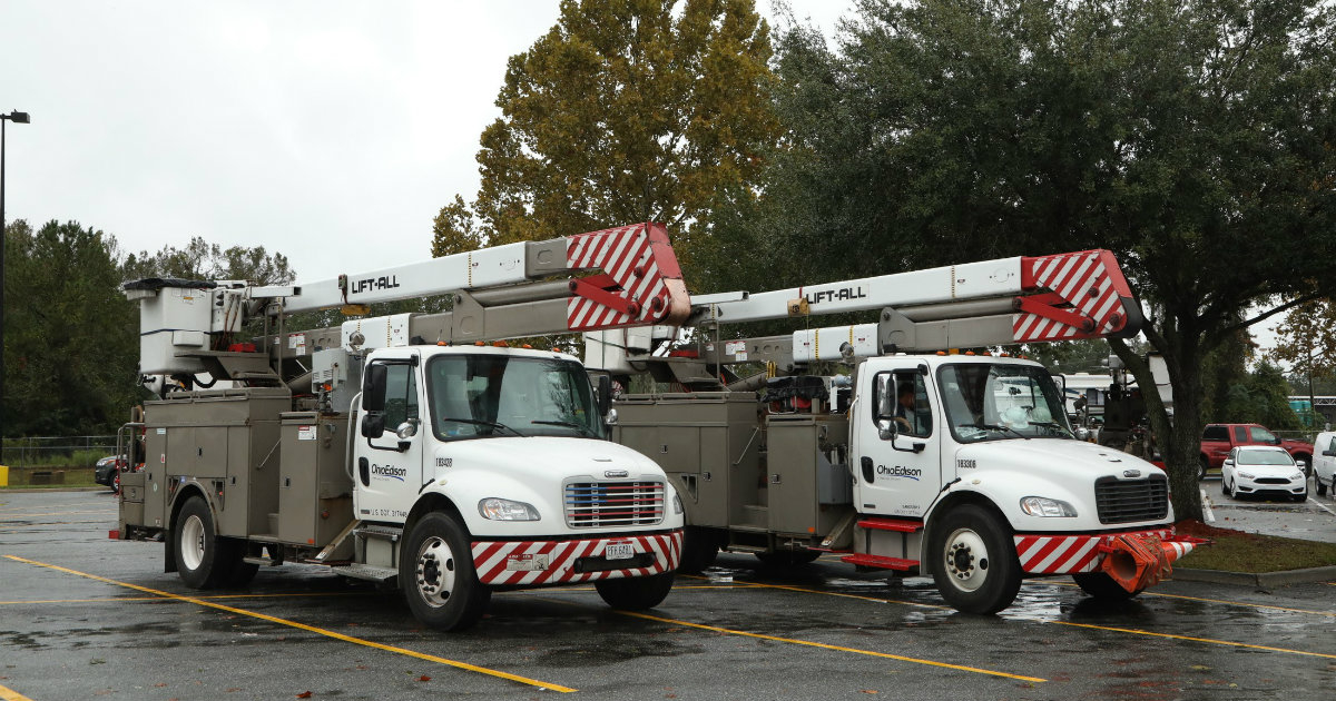 Camiones trabajando en la reparación de cortes eléctricos © Flickr / FirstEnergy Corp