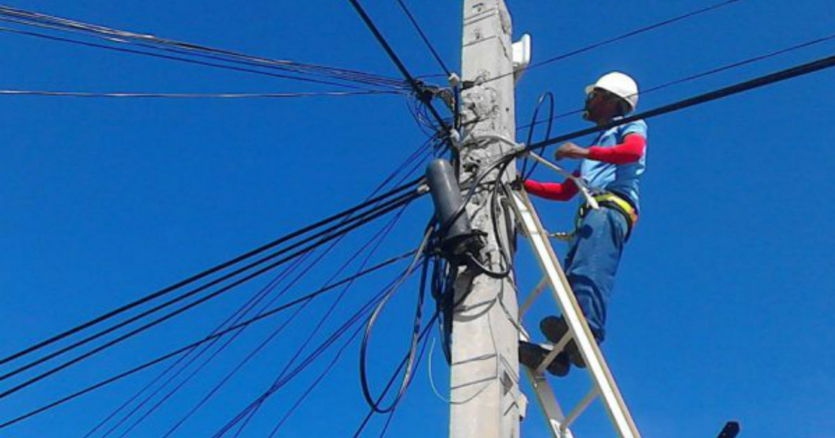 Trabajador de Etecsa. © Periódico Victoria / Damarys Bravo González