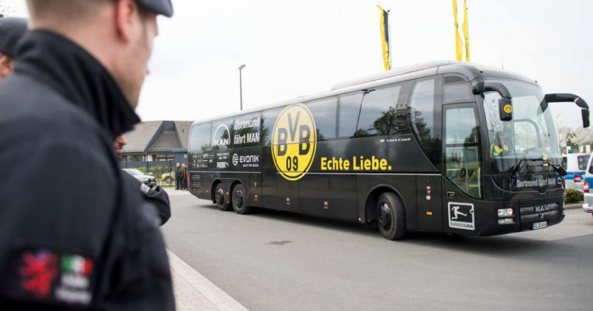 Policía alemana custodiando el ómnibus del Borussia Dortmund © Marca / Marius Becker