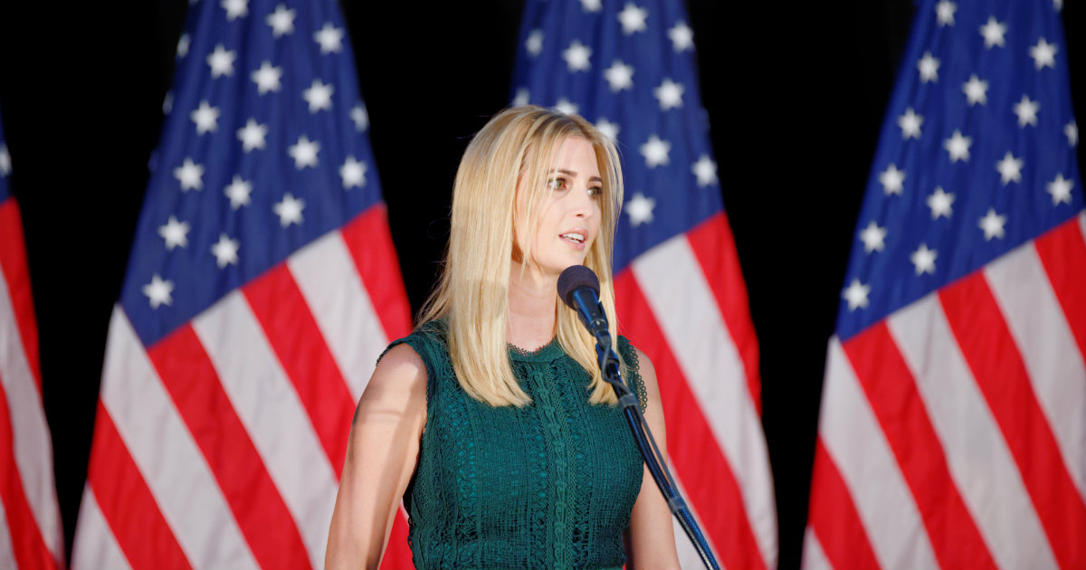 Ivanka Trump comparece ante la prensa con la bandera de EE.UU. de fondo © Flickr / Michael Vadon