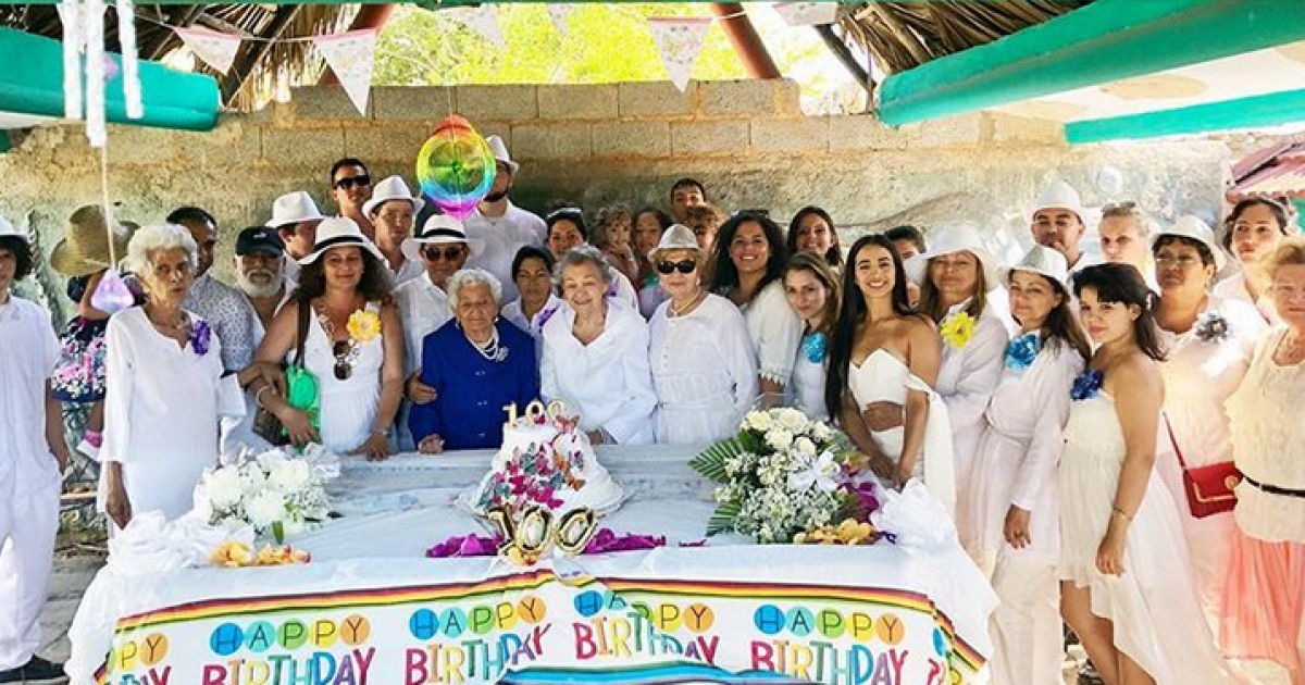 Ivette celebrando junto a su familia el cumpleaños de su bisabuela © Instagram / Ivette Gutiérrez