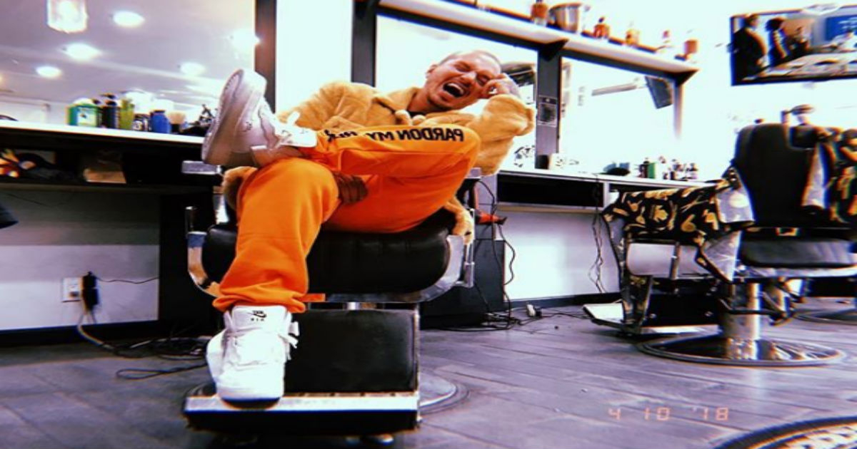 J Balvin ríe en una barbería © Instagram / J Balvin