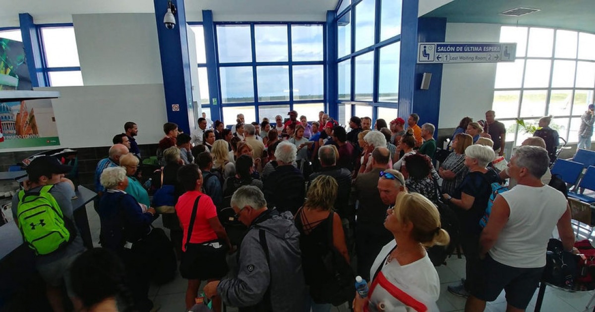 Viajeros en la sala de espera del Aeropuerto de Jardines del Rey © Le Journal de Montréal/ Roberto Bergeron