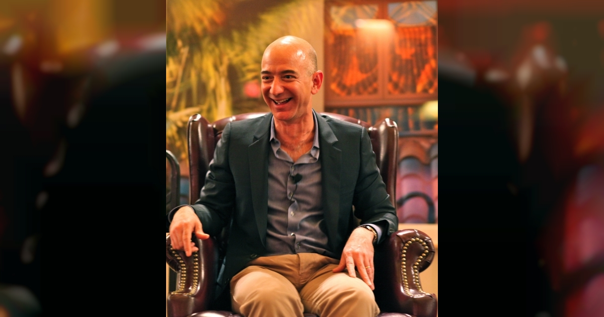 Jeff Bezos sonríe durante una rueda de prensa © Wikimedia Commons