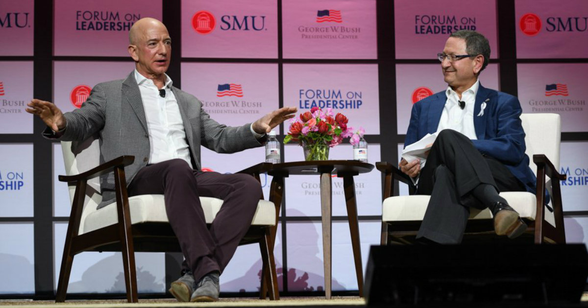 Jeff Bezos, a la izquierda, durante una entrevista en The Bush Center Forum. © Jeff Bezos / Twitter