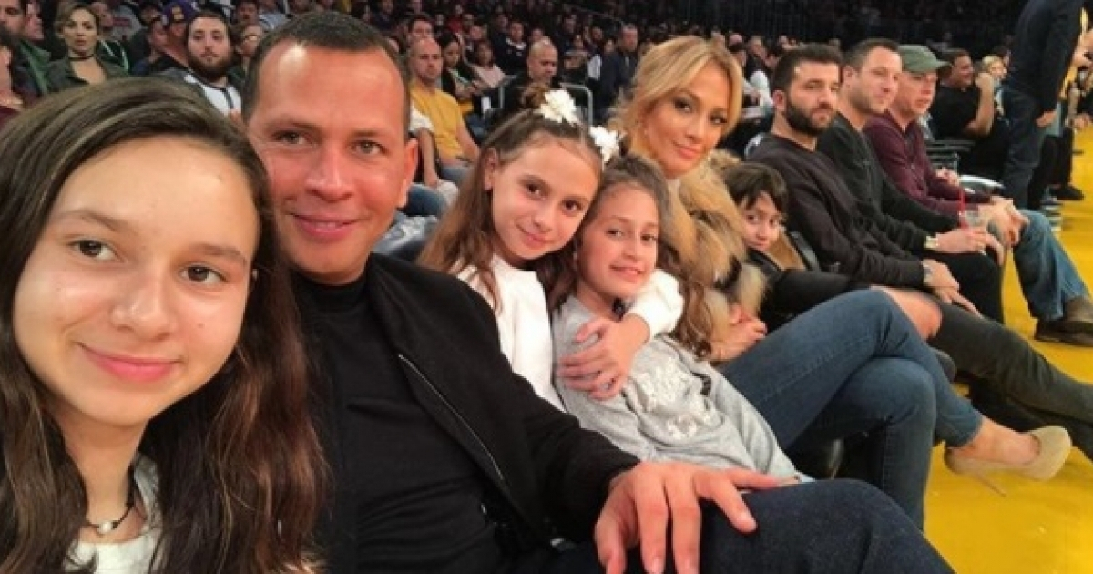 Jennifer Lopez y Alex Rodriguez con sus hijos en el Staples Center © Instagram / Alex Rodriguez