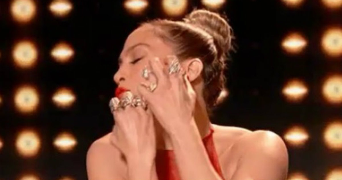 Jennifer Lopez tocándose la cara en una imagen de archivo. © Jennifer Lopez / Instagram