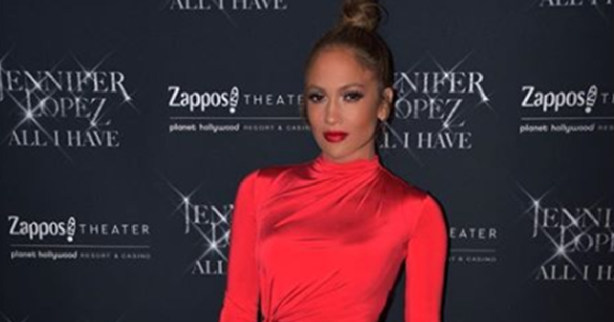 El explosivo mini vestido rojo de Jennifer Lopez que deja ver sus  tonificadas piernas