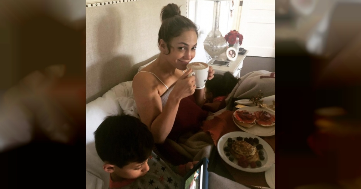 Jennifer Lopez desayunando junto a sus hijos en la cama © Instagram / Jennifer Lopez