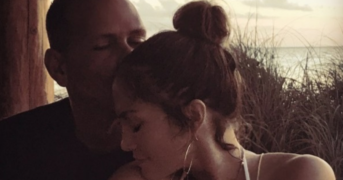 Alex Rodríguez y Jennifer Lopez besándose de forma tierna © Jennifer Lopez / Instagram