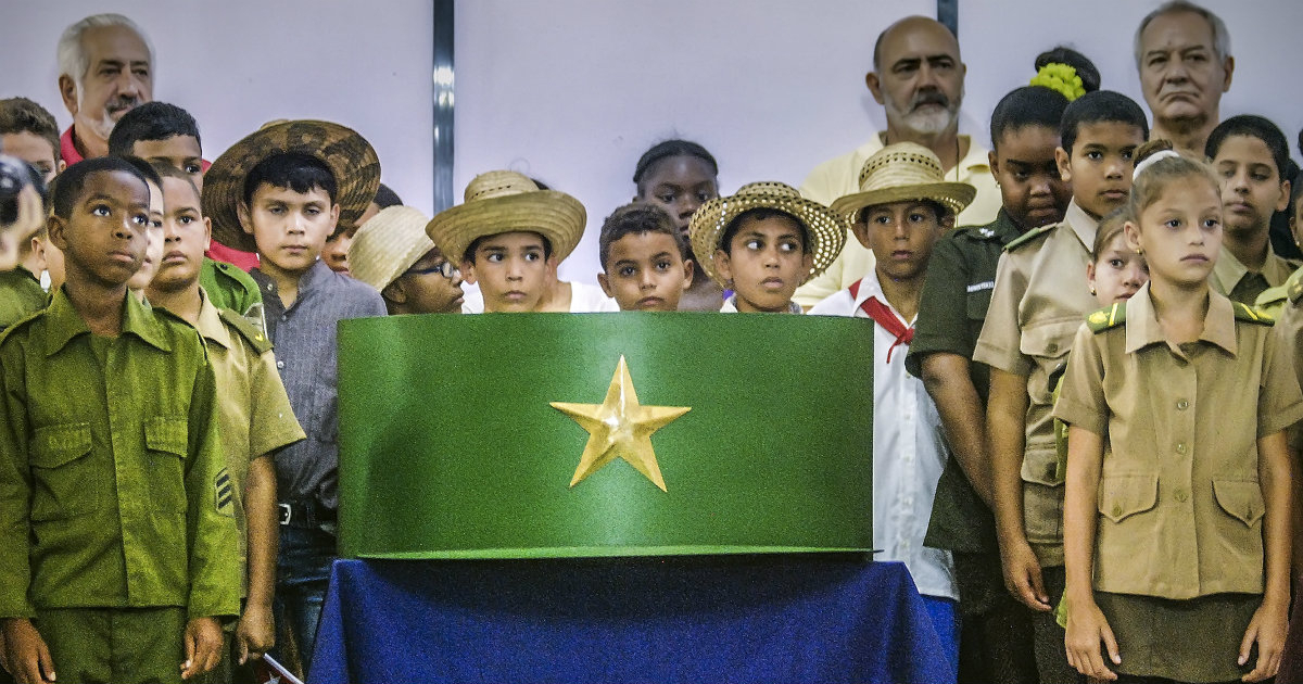 Niños de la escuela Fructuoso Rodríguez de La Habana, junto a la gorra gigante. © Trabajadores.