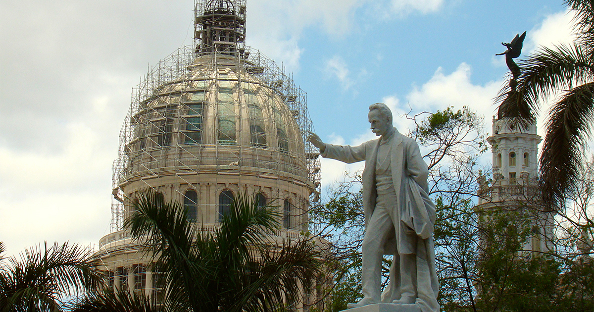 Estatua de José Martí en el Parque Central de La Habana © CiberCuba