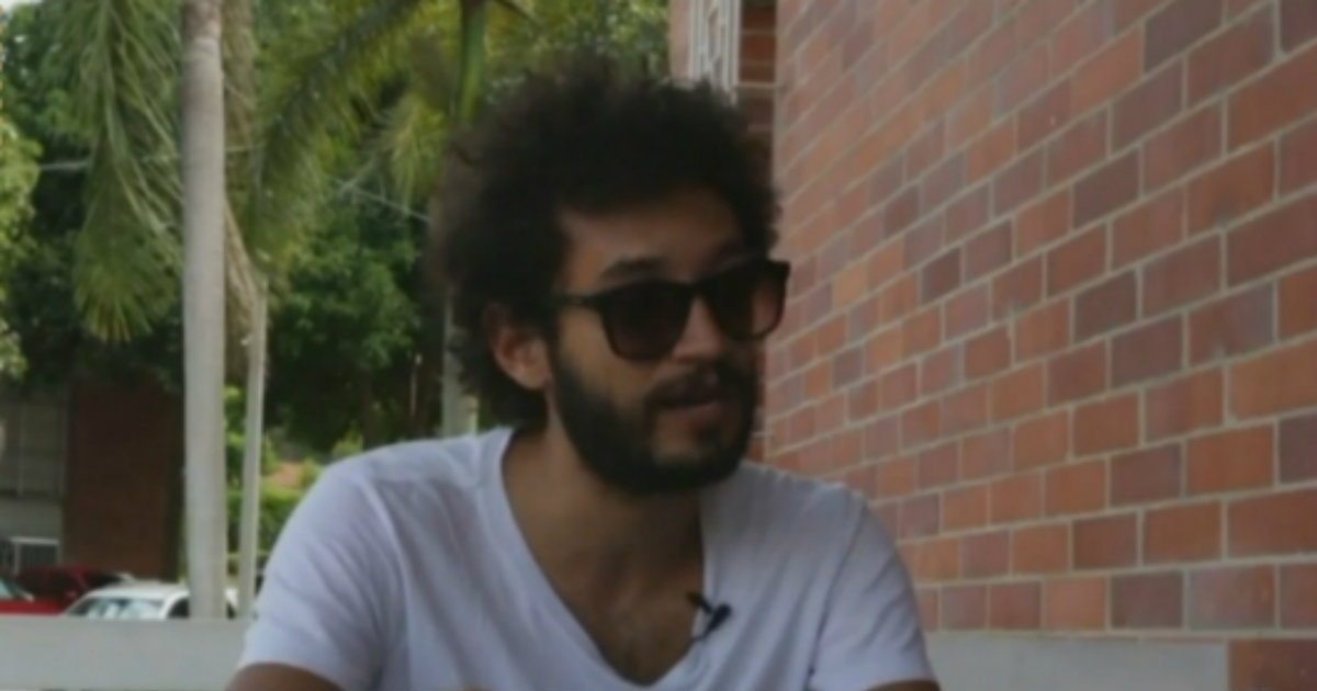 El cineasta de Colombia Juan Camilo Cruz durante una entrevista © Noticias RCN
