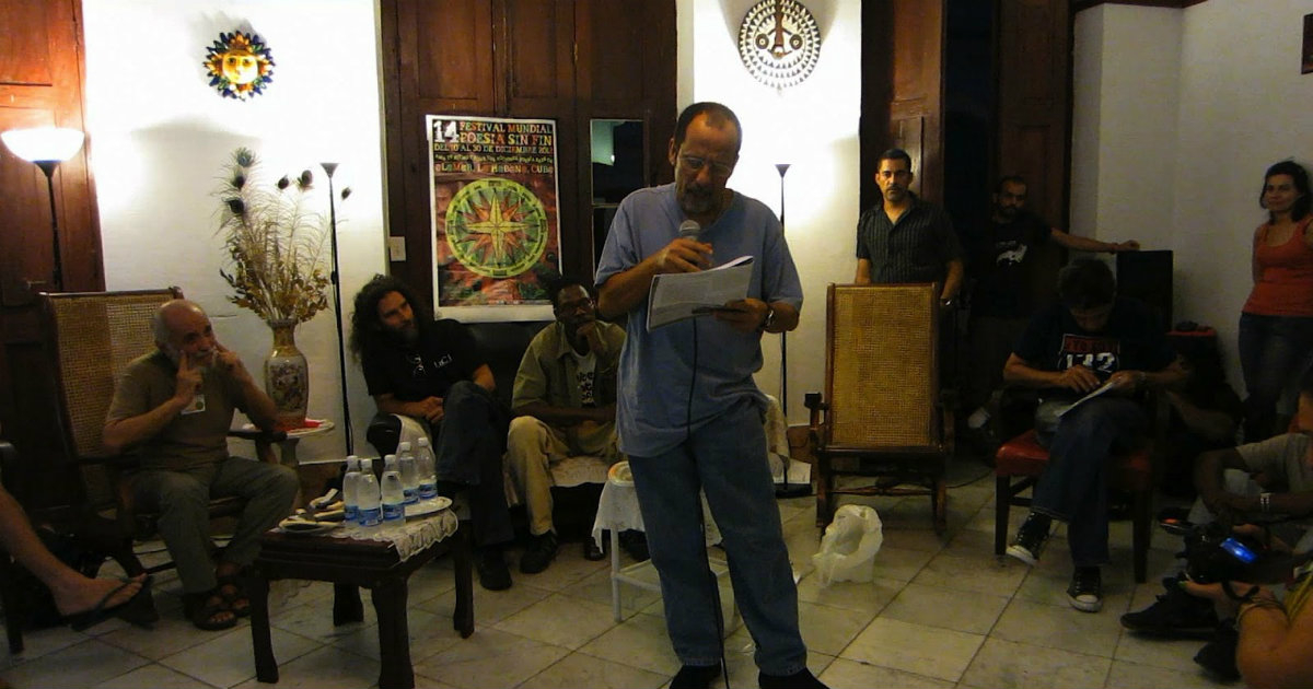 Juan Carlos Flores leyendo un discurso © Omni Festival Poesia Sinfin