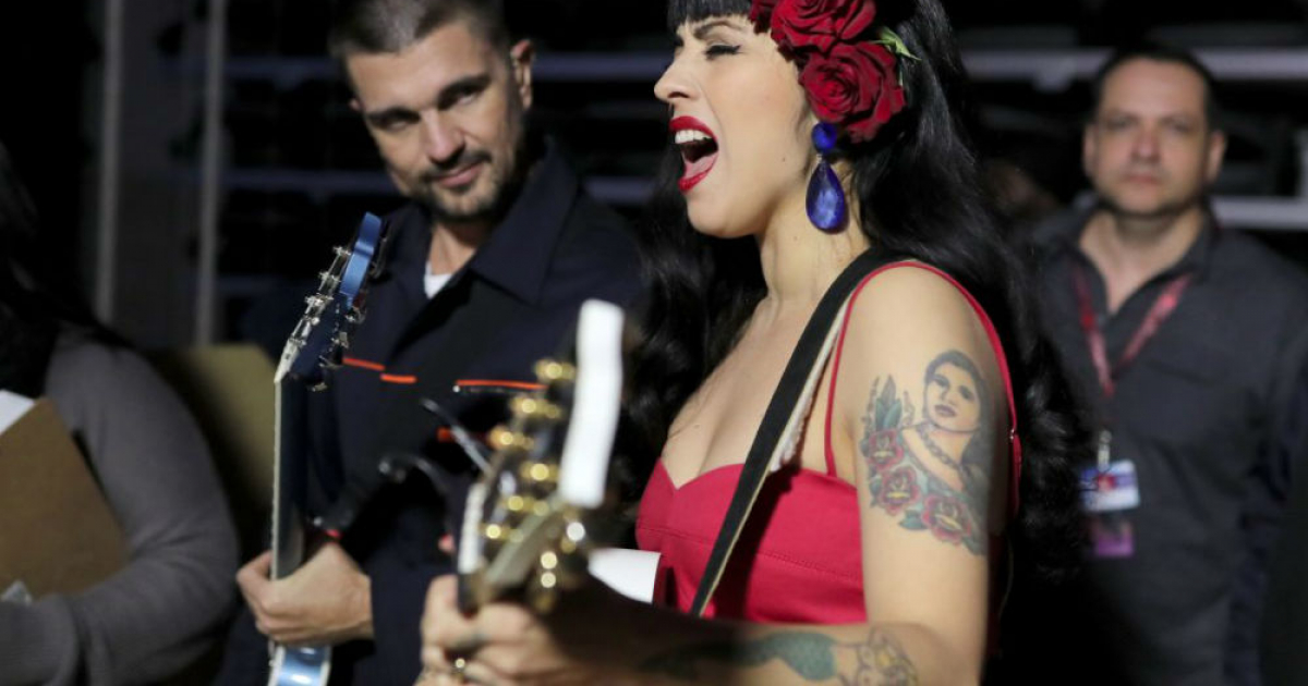 Juanes y Mon Laferte © El Universal