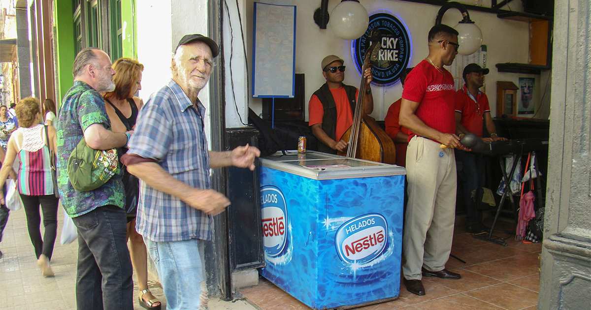 Jubilados en el centro de La Habana © CiberCuba