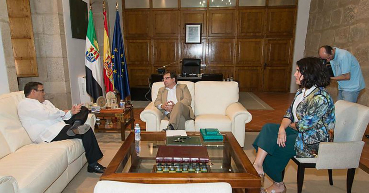 Imagen del encuentro entre ambos funcionarios en la Junta de Extremadura © Regióndigital
