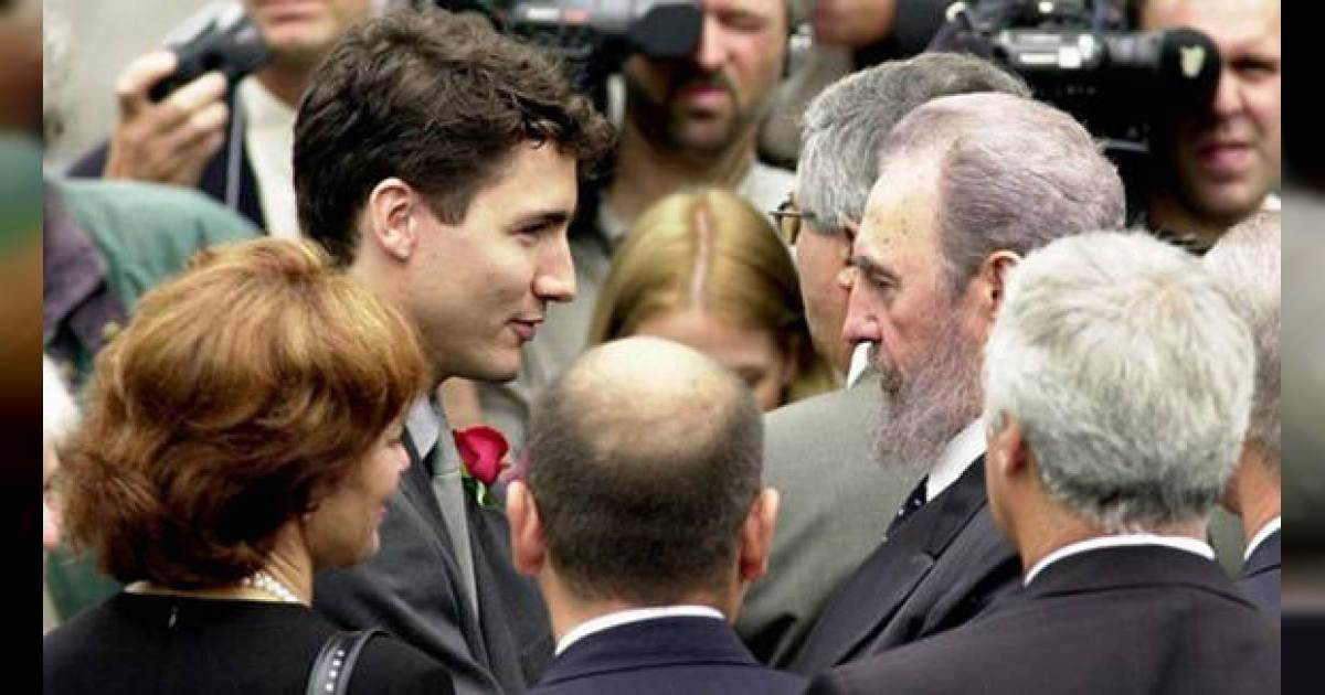 El joven Justin Trudeau saludando a Fidel Castro en Cuba © Estudios Revolución