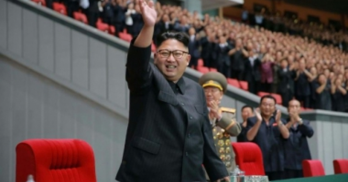 Kim Jong-un saluda al público en un acto público © Agencia Oficial KCNA