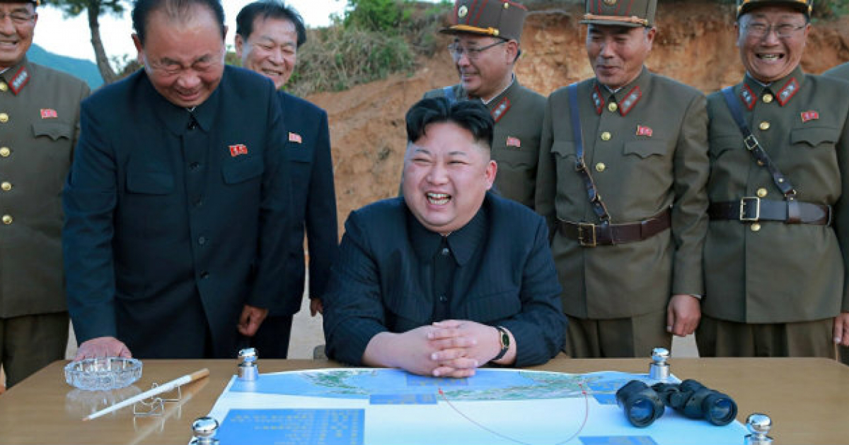 El líder norcoreano Kim Jong Un reunido con militares © KCNA