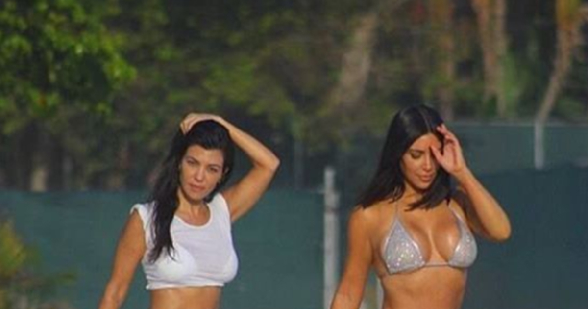  Kourtney y Kim Kardashian en bikini © Kourtney Kardashian / @kourtneykardash / Instagram