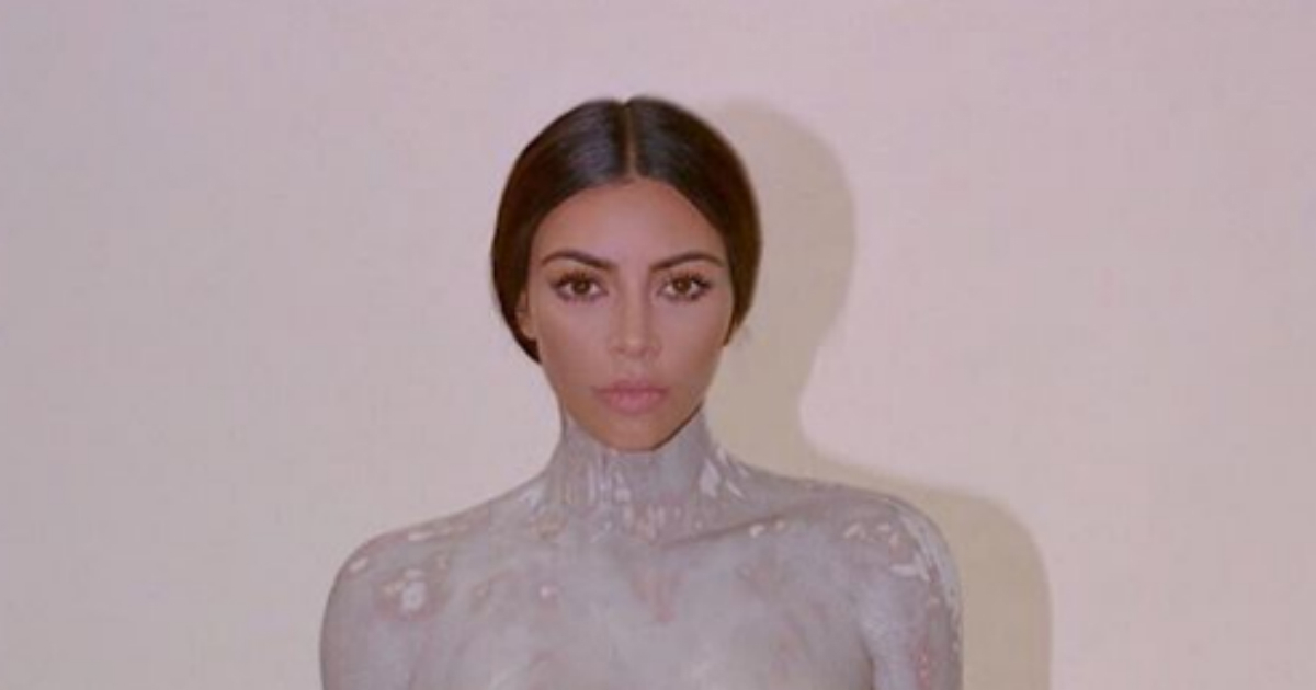 Kim Kardashian moldea su cuerpo para su nuevo perfume © Instagram / Kim Kardashian 