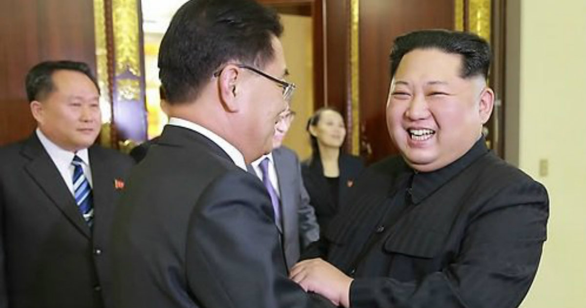 Kim Jong-Un, recibiendo al presidente de Corea del Sur. © Alejandro Cao / Twitter.