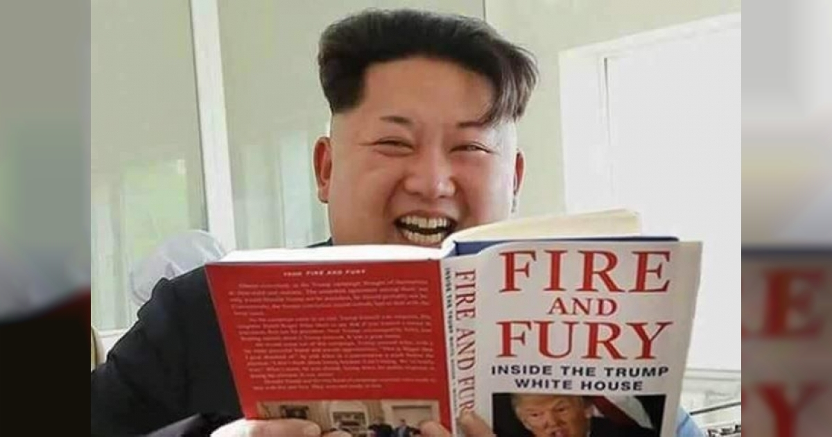 Kim Jong-Un, leyendo el libro "Fuego y Furia" sobre Donald Trump. © Alejandro Cao / Twitter.