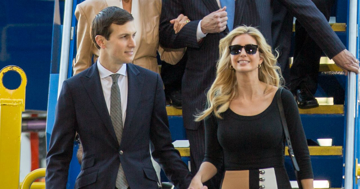 Jared Kushner e Ivanka Trump descendiendo del avión presidencial. © Wikimedia Commons