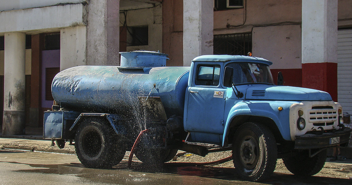 Pipa de agua en las calles de La Haban © CiberCuba