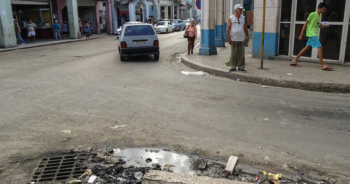 Deterioro del alcantarillado en las calles de La Habana © CiberCuba