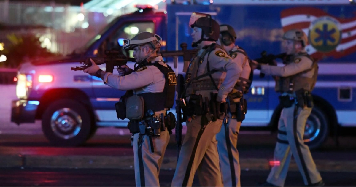 Agentes de policía actuando durante el tiroteo en Las Vegas © CiberCuba