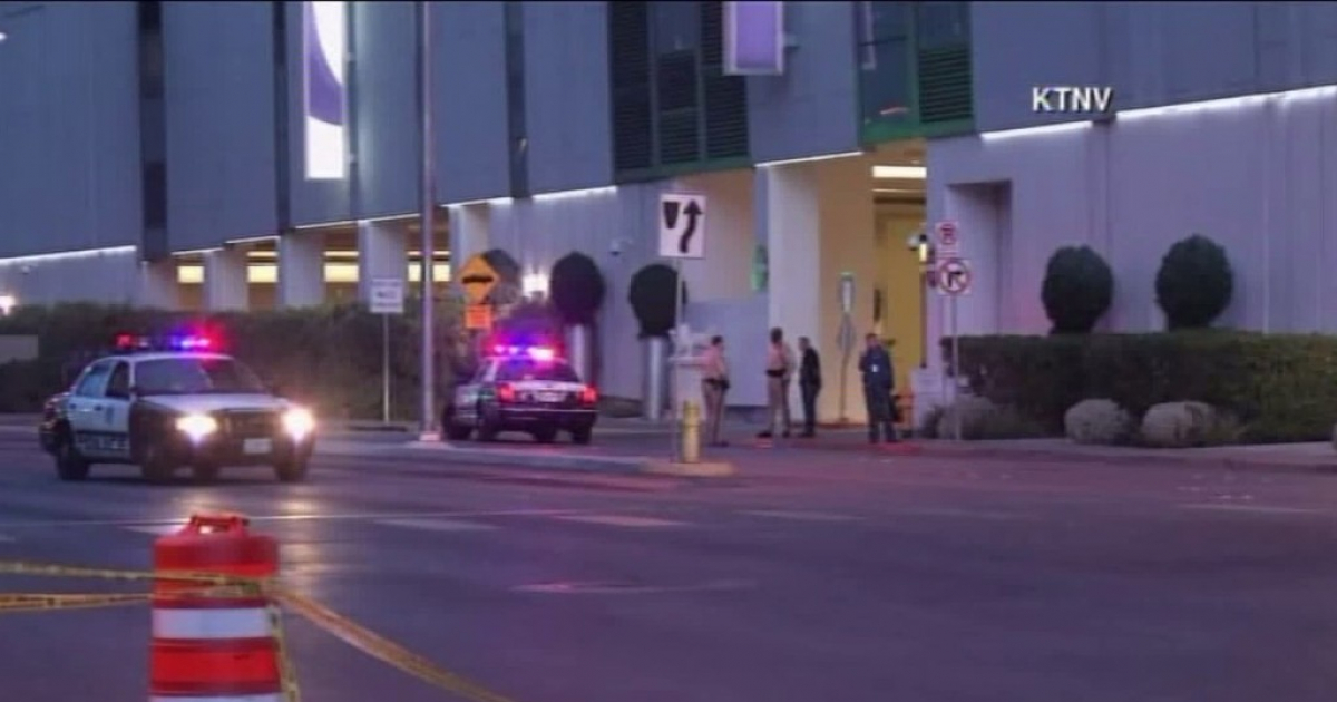 Policías de Las Vegas custodian la zona de un tiroteo © KTNV