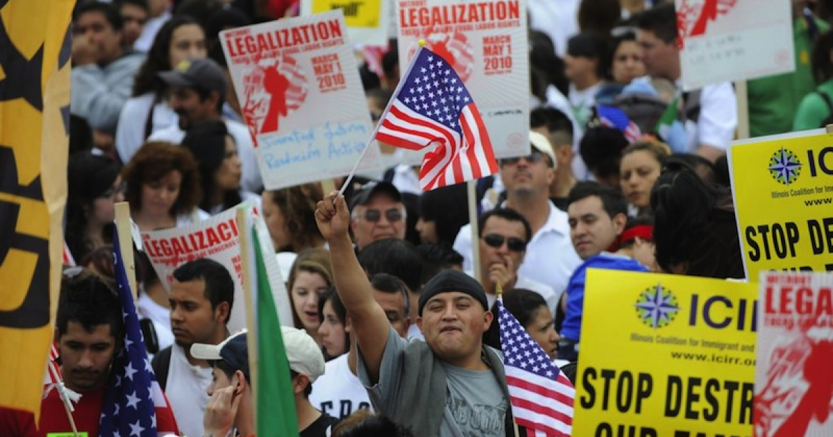 Votantes latinos apoyando a candidatos presidenciales de EEUU © impactony.com
