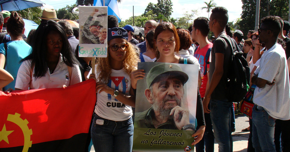 Jóvenes cubanos en las honras fúnebres a Fidel Castro © CiberCuba