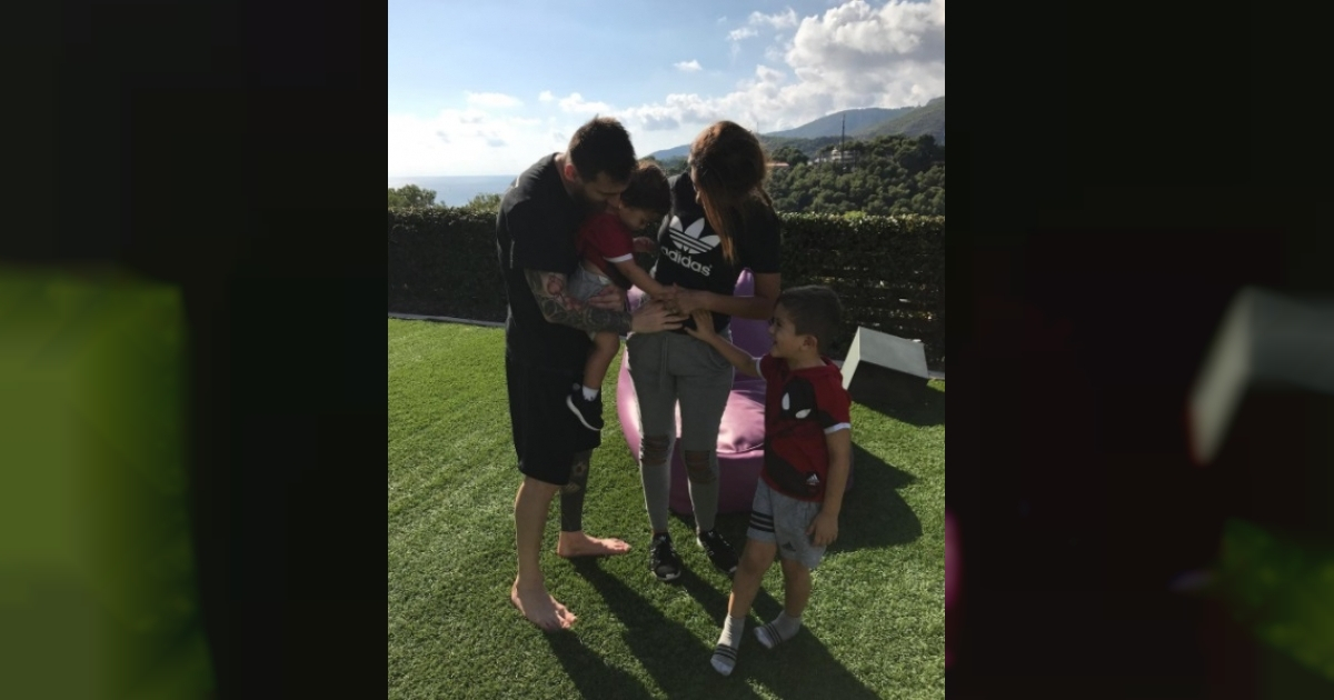 Leo Messi y sus hijos acariciando la barriga de Antonela Roccuzzo © Instagram / Antonela Roccuzzo