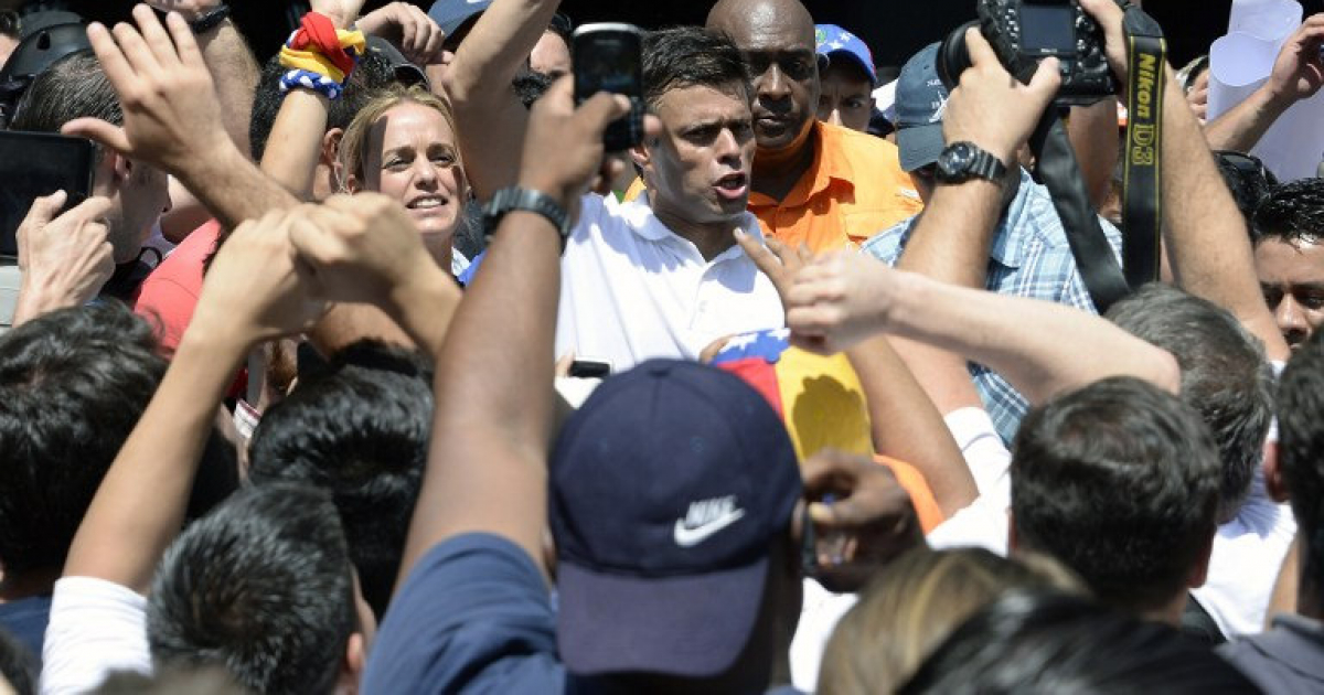 Leopoldo López alzando el puño en una imagen de archivo © Flickr / Diariocritico de Venezuela