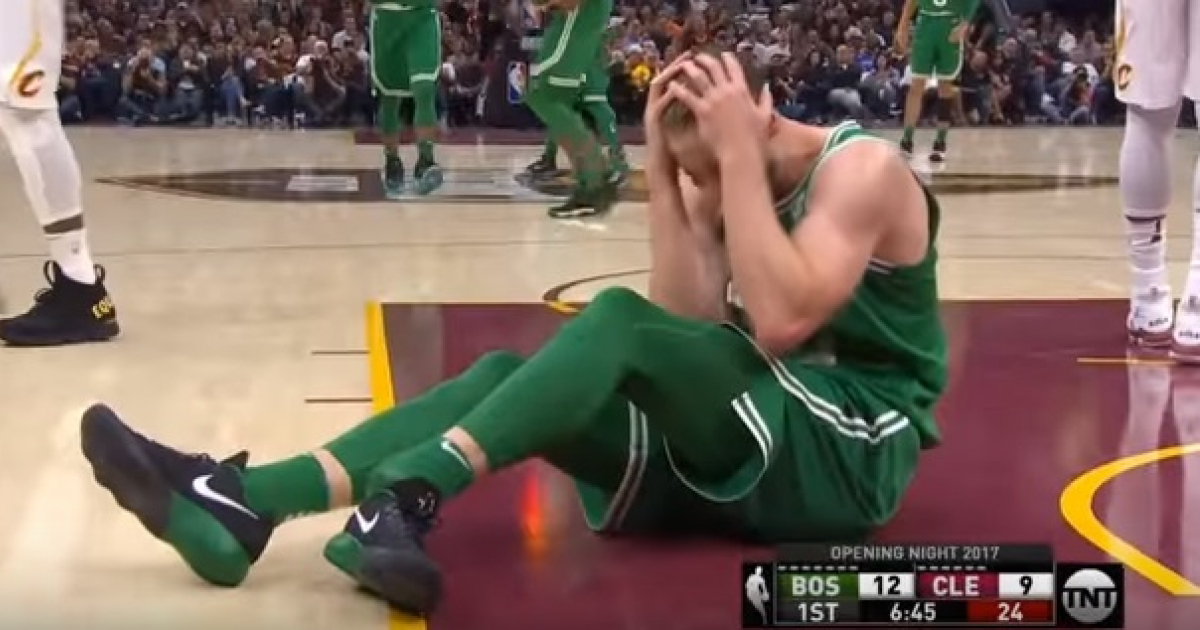 El alero de los Boston Celtics, Gordon Hayward, en el momento de lesionarse © Youtube