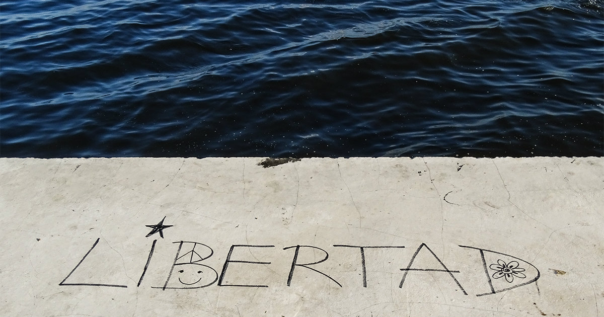 Libertad, escrito en el muro del Malecón de La Habana. © CiberCuba