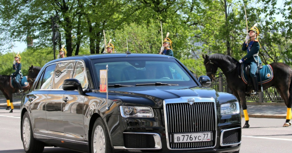 Limusina en la que viajó Putin para acudir a la ceremonia de investidura © Twitter / @PutinRF_Eng