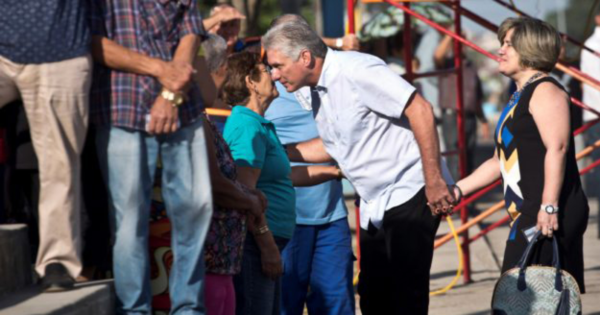 Miguel Díaz-Canel acompañado de su esposa Lis Cuesta Peraza © Twitter / Ale Guerra